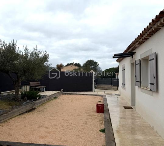 COUP DE CŒUR ASSURÉ !
Découvrez cette charmante villa récente de plain-pied située à Carcès, nichée sur un terrain d’environ 460 m², dans un environnement calme et ensoleillé.
Dès l’entrée, laissez-vous séduire par une superbe pièce de vie baignée de lumière, avec séjour chaleureux et cuisine ouverte de style US, idéale pour partager des moments conviviaux en famille ou entre amis. Côté nuit, vous trouverez deux chambres confortables, ainsi qu’une magnifique salle d’eau moderne et des WC séparés.
À l’extérieur, tout est réuni pour profiter pleinement du climat : jardin arboré, espace pétanque pour vos soirées d’été, piscine hors-sol et grande terrasse ensoleillée, parfaite pour vos repas en plein air. Un véritable havre de paix, avec en bonus la possibilité d’agrandissement selon vos envies !
Une opportunité rare à ne pas manquer.