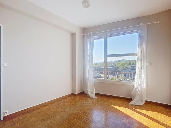 A vendre PAU proche Centre-Ville et gare, appartement T3 de 55 m² balcon vue Pyrénées et cave.