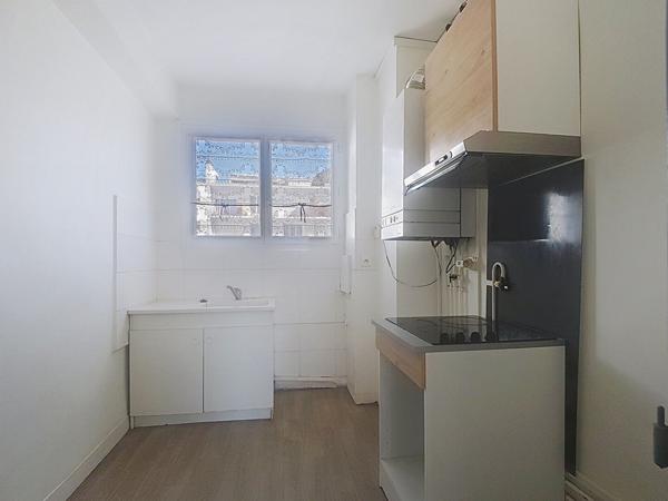 A vendre PAU proche Centre-Ville et gare, appartement T3 de 55 m² balcon vue Pyrénées et cave.