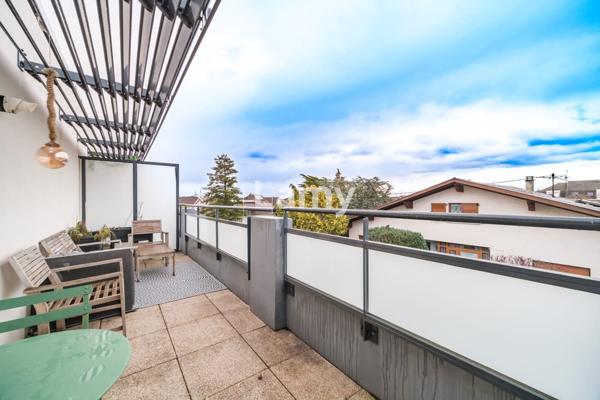 F2 au dernier étage avec terrasse dans résidence récente