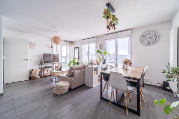 F2 au dernier étage avec terrasse dans résidence récente