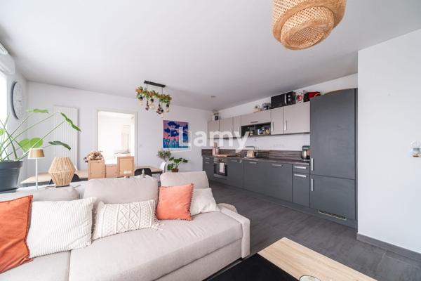 F2 au dernier étage avec terrasse dans résidence récente