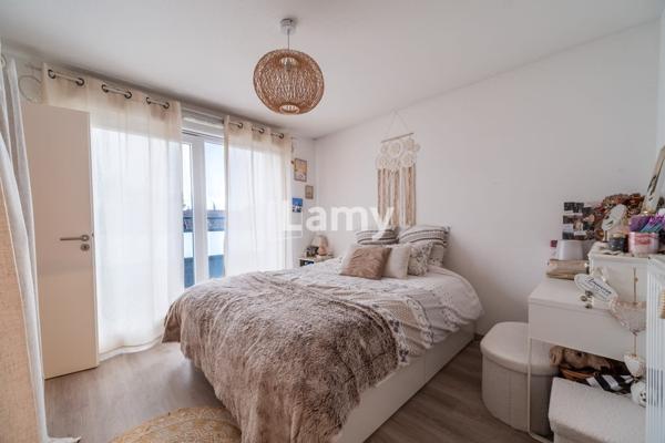 F2 au dernier étage avec terrasse dans résidence récente