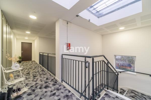 F2 au dernier étage avec terrasse dans résidence récente