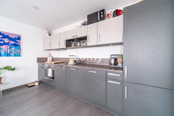 F2 au dernier étage avec terrasse dans résidence récente