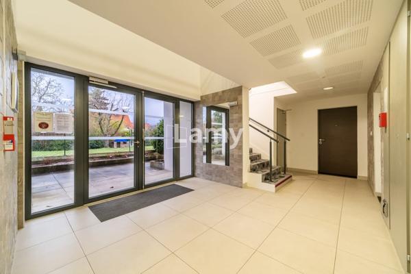 F2 au dernier étage avec terrasse dans résidence récente