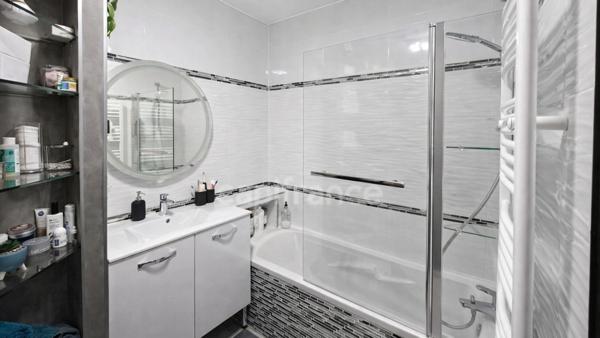 Appartement T4 avec terrasse, vue dégagée et garage double