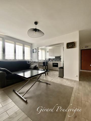 Le Pecq - Quartier Mexique en limite du Vésinet- Résidentiel.
Dans une résidence familiale régulièrement entretenue, disposant d’espaces verts, commerces, gardiens, vous trouverez un très bel appartement entièrement rénové par des professionnels. 
Au 2ème étage sans ascenseur, l’appartement est prêt à habiter, sans mauvaises surprises. Il dispose d’une double exposition, volets roulants motorisées, cuisine neuve, salle de douche entièrement rénovée, « peintures fraîches» . 
Faibles Charges (181€ / mois chauffage inclus)
Stationnement libre dans la résidence. Cave. Crèches, école primaire et collège à pieds. 
Venez profiter d’un appartement rénové dans un environnement de qualité. 
Coup de Cœur assuré!