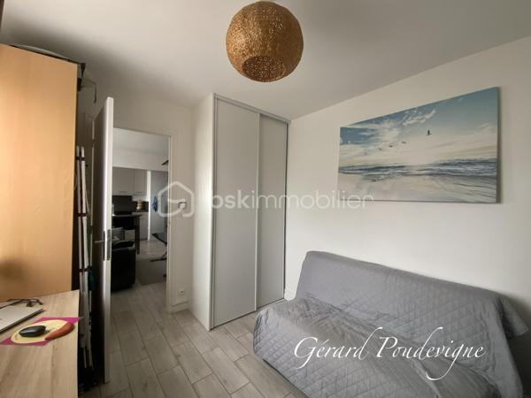 Le Pecq - Quartier Mexique en limite du Vésinet- Résidentiel.
Dans une résidence familiale régulièrement entretenue, disposant d’espaces verts, commerces, gardiens, vous trouverez un très bel appartement entièrement rénové par des professionnels. 
Au 2ème étage sans ascenseur, l’appartement est prêt à habiter, sans mauvaises surprises. Il dispose d’une double exposition, volets roulants motorisées, cuisine neuve, salle de douche entièrement rénovée, « peintures fraîches» . 
Faibles Charges (181€ / mois chauffage inclus)
Stationnement libre dans la résidence. Cave. Crèches, école primaire et collège à pieds. 
Venez profiter d’un appartement rénové dans un environnement de qualité. 
Coup de Cœur assuré!