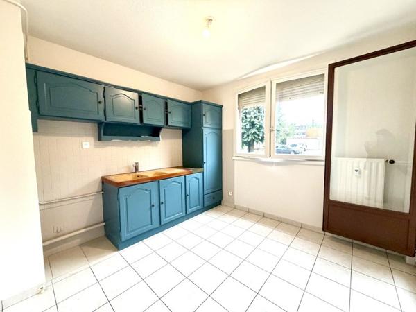 Appartement à louer 950 € CC Décines-Charpieu 3 p 66 m² DPE D
