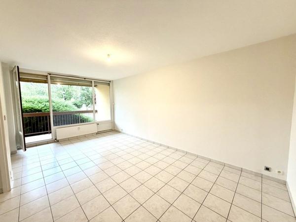 Appartement à louer 950 € CC Décines-Charpieu 3 p 66 m² DPE D