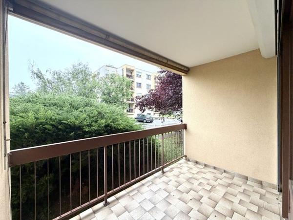 Appartement à louer 950 € CC Décines-Charpieu 3 p 66 m² DPE D