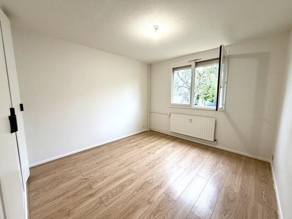 Appartement à louer 950 € CC Décines-Charpieu 3 p 66 m² DPE D