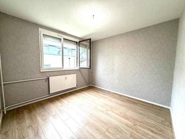 Appartement à louer 950 € CC Décines-Charpieu 3 p 66 m² DPE D