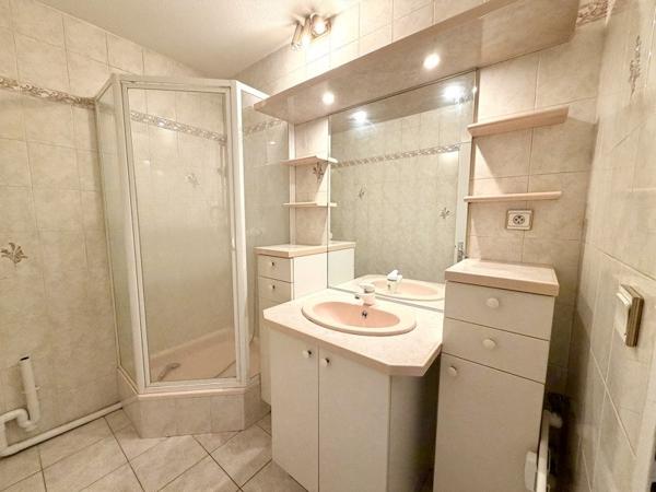 Appartement à louer 950 € CC Décines-Charpieu 3 p 66 m² DPE D