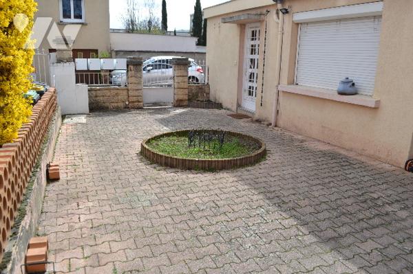 Beaumont, petit immeuble composé de 2 appartements de type 2,