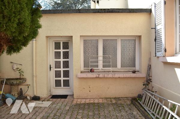 Beaumont, petit immeuble composé de 2 appartements de type 2,