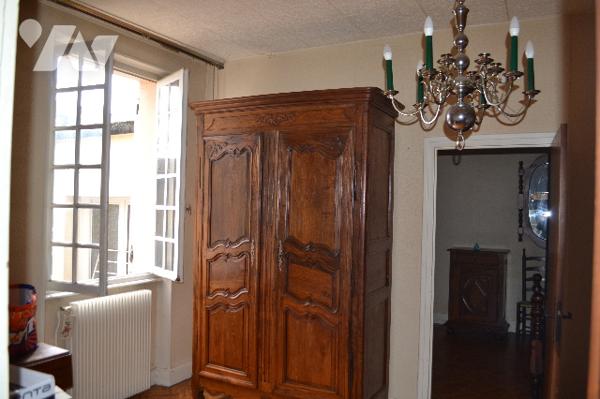 Beaumont, petit immeuble composé de 2 appartements de type 2,