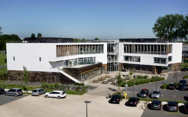 Bureaux rénovés à vendre à Villeneuve-d'Ascq - 406 m² ERP avec parking et bornes de recharge