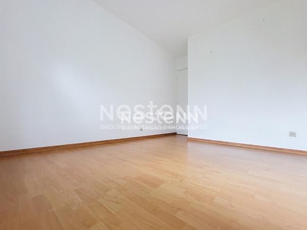 Montigny le Bretonneux : Appartement 3 pièces de 71 m² avec jardin et parking