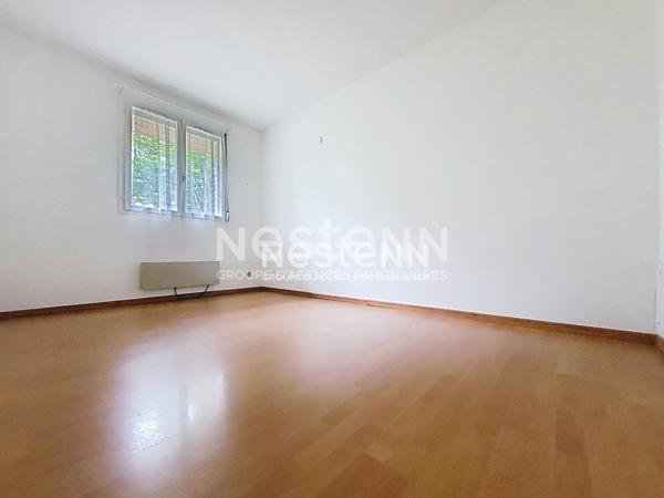 Montigny le Bretonneux : Appartement 3 pièces de 71 m² avec jardin et parking