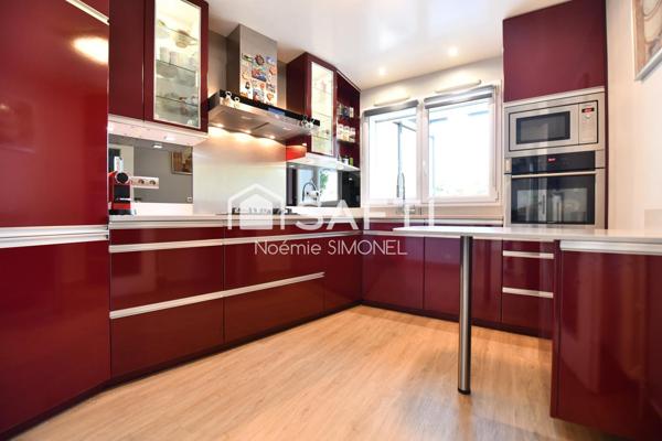 Maison familiale plus de 184 m² avec sous-sol total aménagé, système de chauffage énergie renouvelable présentant de belles prestations !!!!