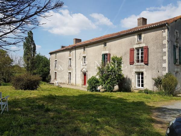 En Vendée, logis avec nombreuses dépendances dans un cadre rural