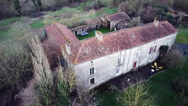 En Vendée, logis avec nombreuses dépendances dans un cadre rural