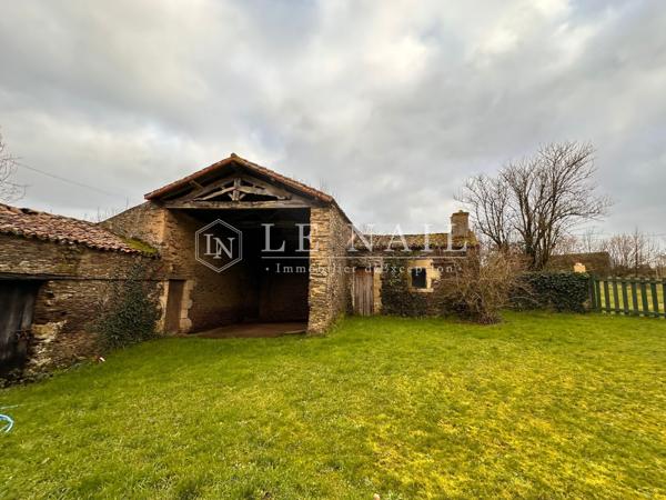 En Vendée, logis avec nombreuses dépendances dans un cadre rural