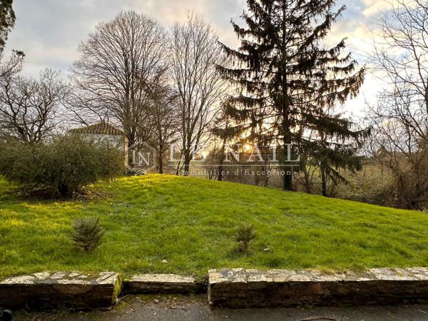 En Vendée, logis avec nombreuses dépendances dans un cadre rural