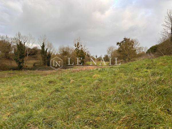 En Vendée, logis avec nombreuses dépendances dans un cadre rural