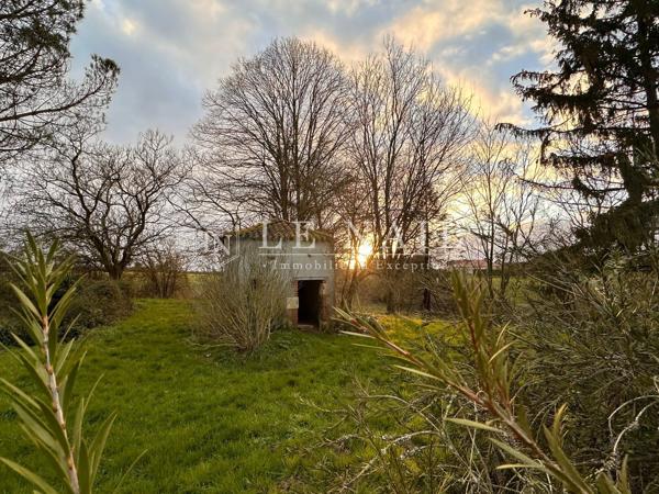En Vendée, logis avec nombreuses dépendances dans un cadre rural