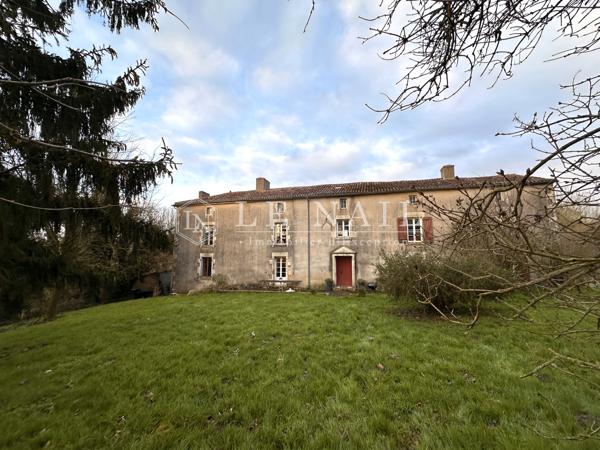 En Vendée, logis avec nombreuses dépendances dans un cadre rural
