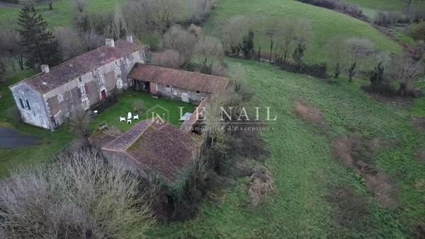 En Vendée, logis avec nombreuses dépendances dans un cadre rural