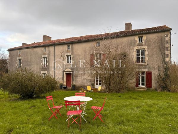 En Vendée, logis avec nombreuses dépendances dans un cadre rural