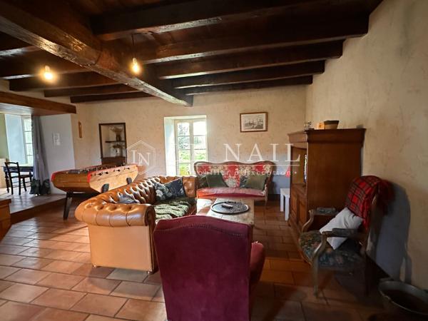 En Vendée, logis avec nombreuses dépendances dans un cadre rural