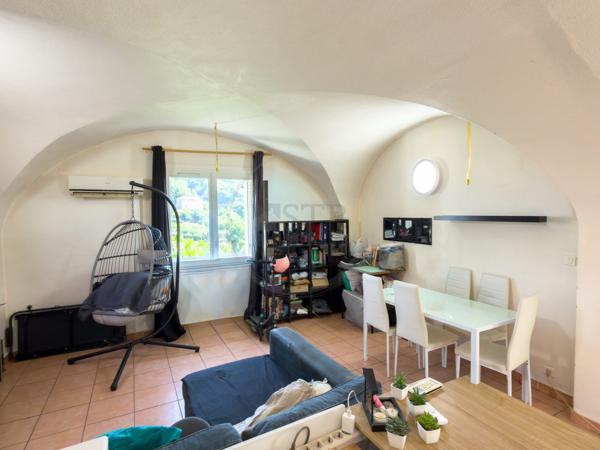 Maison avec jardin et cave à Lyas – à rafraîchir