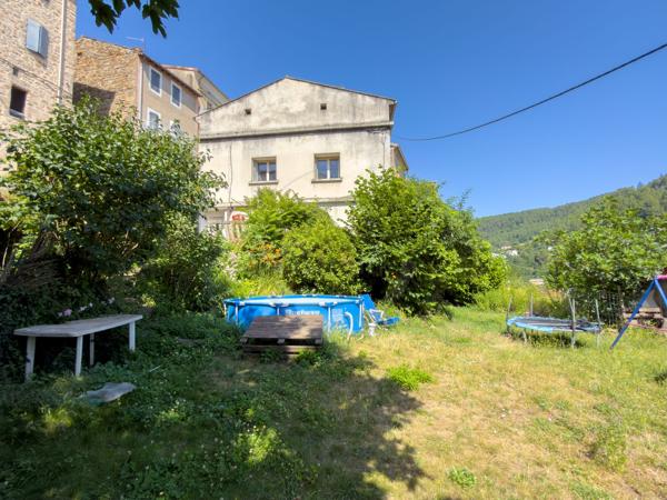 Maison avec jardin et cave à Lyas – à rafraîchir