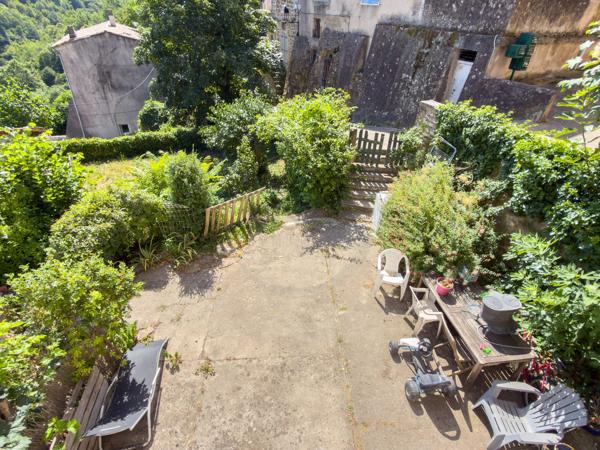Maison avec jardin et cave à Lyas – à rafraîchir