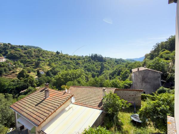 Maison avec jardin et cave à Lyas – à rafraîchir
