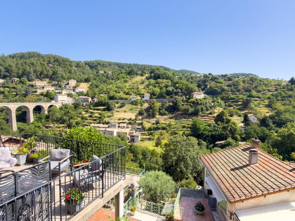 Maison avec jardin et cave à Lyas – à rafraîchir