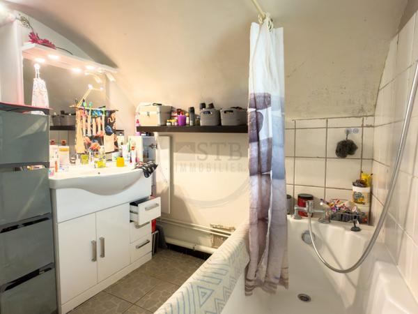 Maison avec jardin et cave à Lyas – à rafraîchir