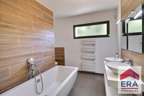 Maison Bourg Saint Andéol - 8 pièces - 210m²