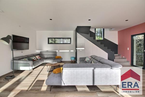 Maison Bourg Saint Andéol - 8 pièces - 210m²