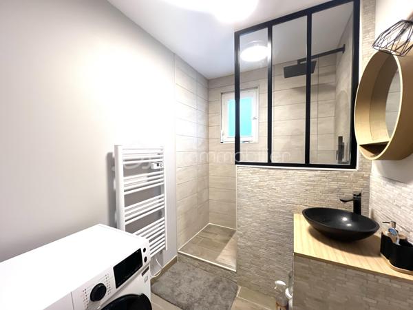 Idéalement situé en plein cœur de Lardy Bourg, à proximité immédiate des commerces et écoles et à seulement 10 minutes à pied de la gare RER C de Lardy, découvrez cet appartement 3 pièces, sans ascenseur.

Il se compose d’un séjour lumineux de 30 m² avec cuisine ouverte.
L’espace nuit comprend deux chambres d’environ 13 m² chacune, une salle d’eau, ainsi que des WC séparés.

En complément, vous bénéficierez de prestations appréciables :
✔️ Une cave
✔️ Places de parking dans un espace fermé

Copropriété sans procédure en cours.

Un bien rare sur le secteur.

📞 À visiter sans tarder !