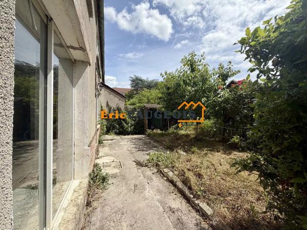 Vente                                                      Maison de village
                        
                     4 pièces                      106 m2                     à Rozay-en-Brie