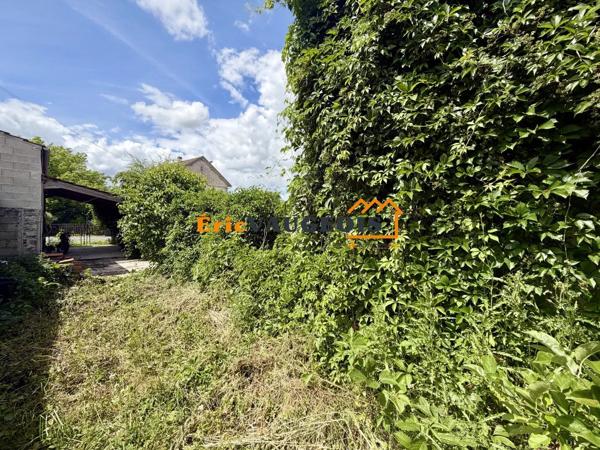 Vente                                                      Maison de village
                        
                     4 pièces                      106 m2                     à Rozay-en-Brie
