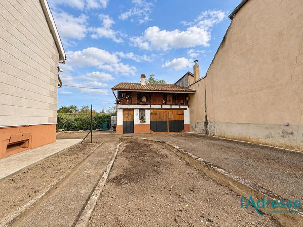 Maison mitoyenne de 91,17 m² avec jardin et dépendance