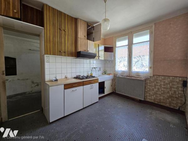 SAINT-NAZAIRE, proche du parc paysager, maison à rénover. 