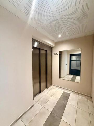 Vente                                                      Appartement
                        
                     4 pièces                      91 m2                     à Fontainebleau